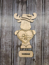 Load image into Gallery viewer, Moose holding heart DIY kit
