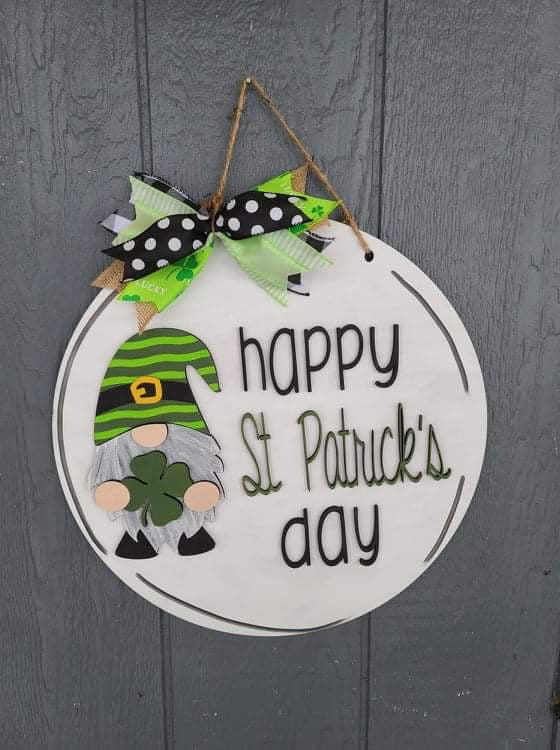 Happy St. Patrick’s day gnome doorhanger DIY